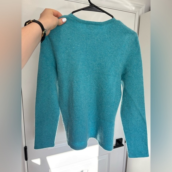 LIKE NEW- LANDS END - WOMANS 100% CASHMERE BLUE SWEATER TOP - Picture 6 of 7